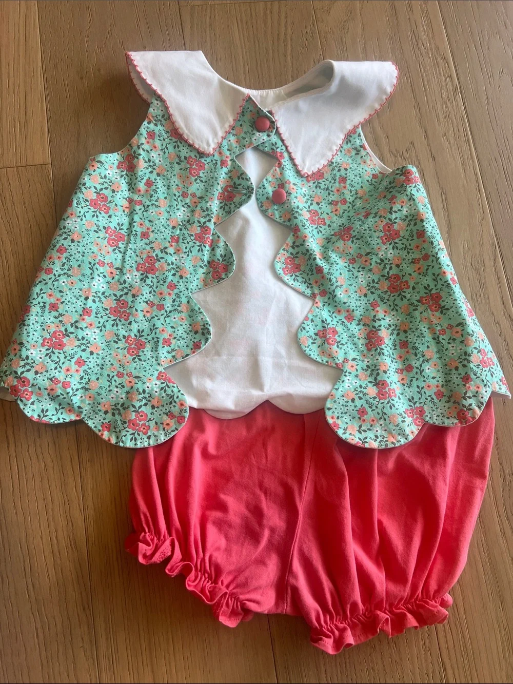Size 18 month. True-adorable set!